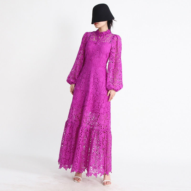 Modisches Kleid aus ausgehöhlter Spitze mit strapazierfähiger Stickerei, Stehkragen und Puffärmeln