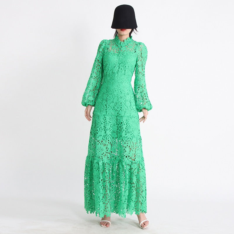 Modisches Kleid aus ausgehöhlter Spitze mit strapazierfähiger Stickerei, Stehkragen und Puffärmeln