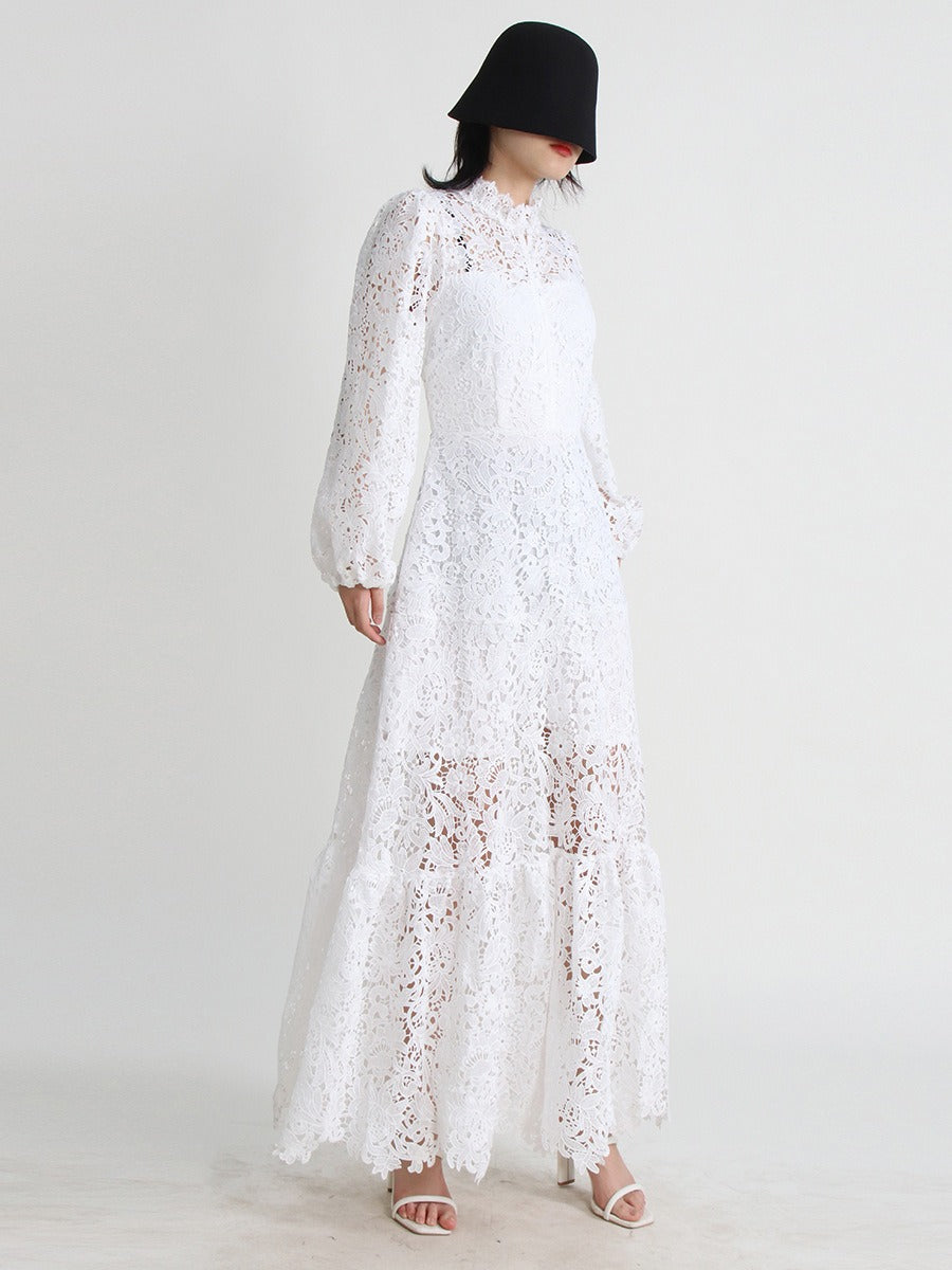 Modisches Kleid aus ausgehöhlter Spitze mit strapazierfähiger Stickerei, Stehkragen und Puffärmeln