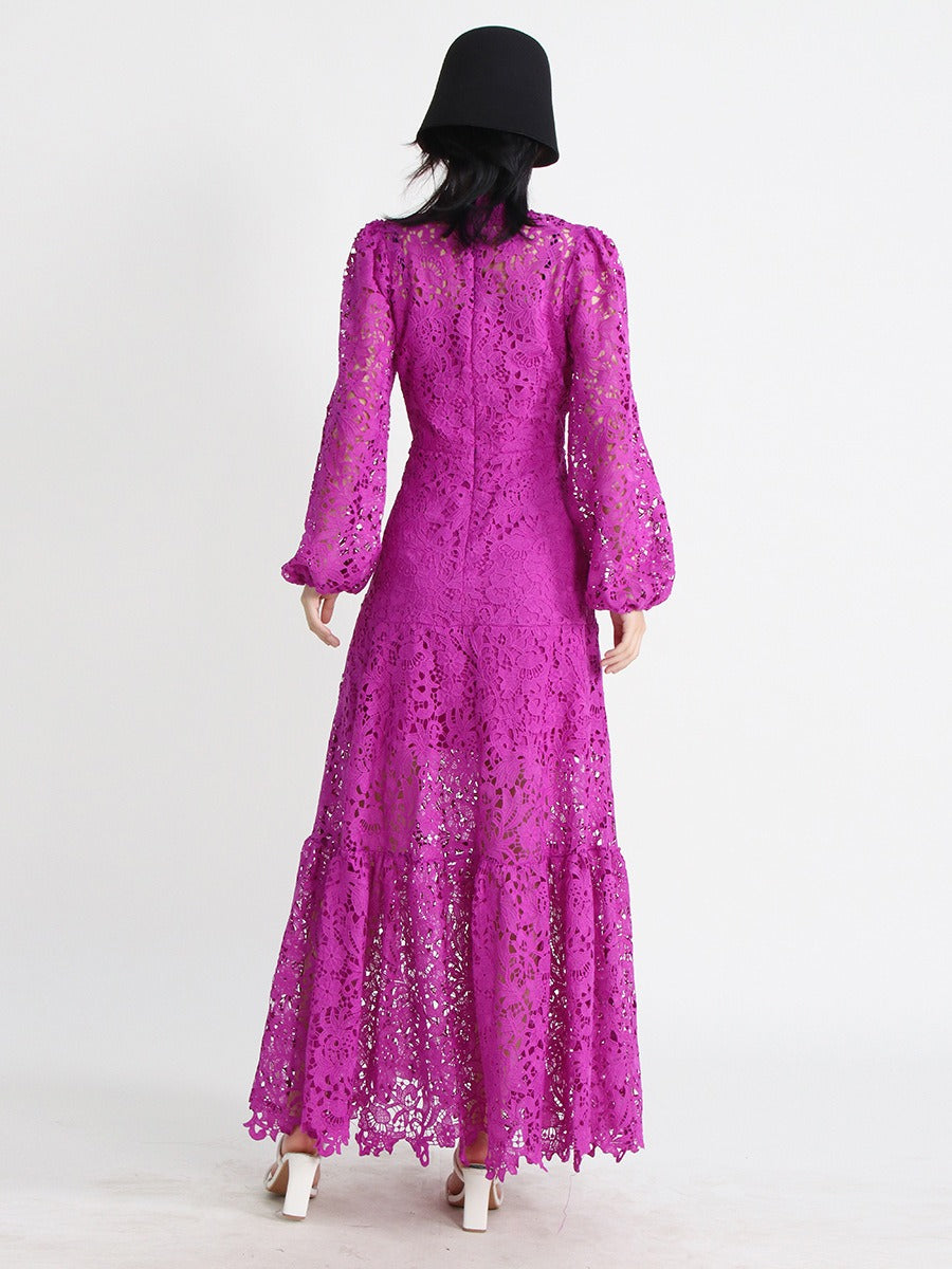Modisches Kleid aus ausgehöhlter Spitze mit strapazierfähiger Stickerei, Stehkragen und Puffärmeln