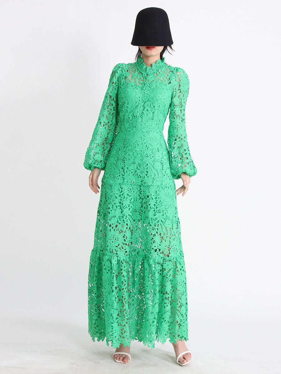 Modisches Kleid aus ausgehöhlter Spitze mit strapazierfähiger Stickerei, Stehkragen und Puffärmeln