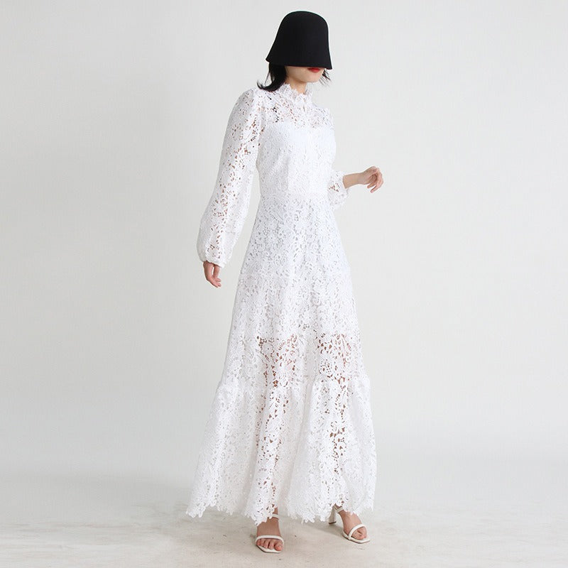 Modisches Kleid aus ausgehöhlter Spitze mit strapazierfähiger Stickerei, Stehkragen und Puffärmeln