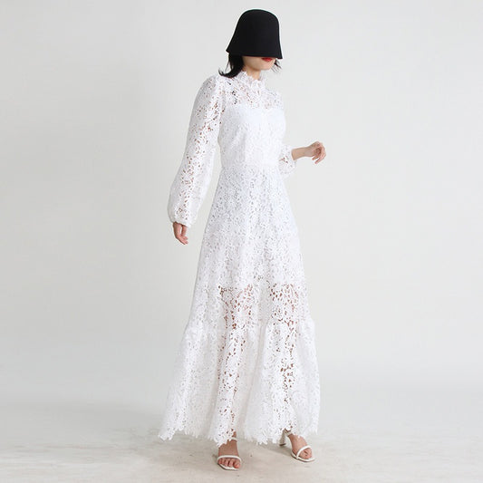 Modisches Kleid aus ausgehöhlter Spitze mit strapazierfähiger Stickerei, Stehkragen und Puffärmeln