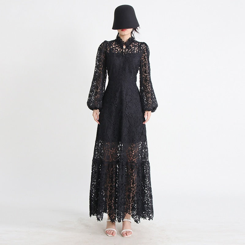 Modisches Kleid aus ausgehöhlter Spitze mit strapazierfähiger Stickerei, Stehkragen und Puffärmeln